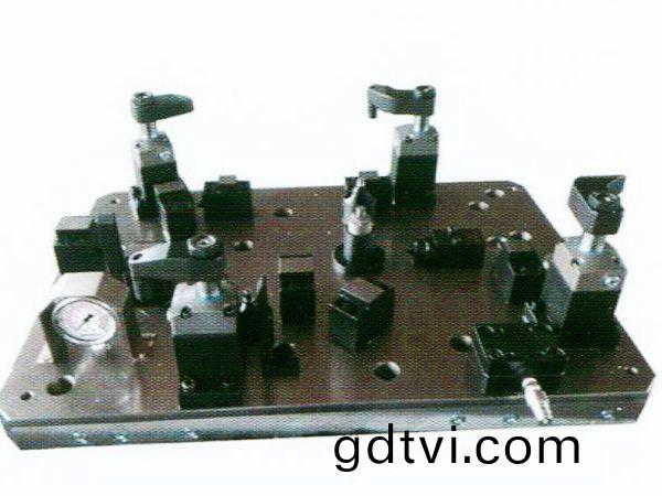 齒(chi)輪室(shi)罩(zhao)蓋(gai)液(ye)壓(ya)裌(jia)具(ju)